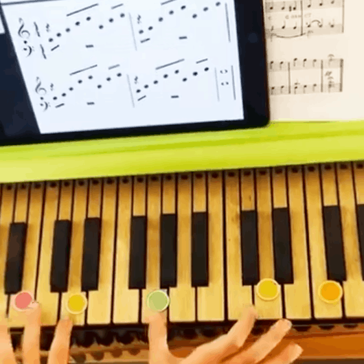 Comment aider un enfant à mémoriser un morceau de piano ?